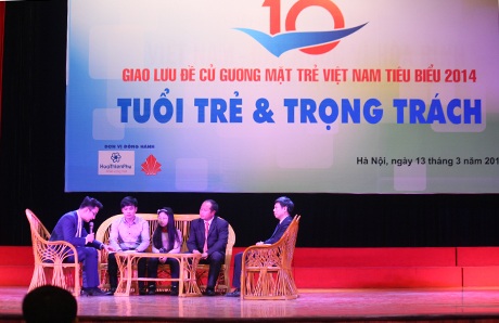 Phó Chủ tịch xã Hoàng Thu Phố, Bắc Hà, Lào Cai Tráng Seo Pao trổ tài thổi kèn lá