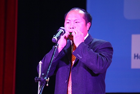 Phó Chủ tịch xã Hoàng Thu Phố, Bắc Hà, Lào Cai Tráng Seo Pao trổ tài thổi kèn lá