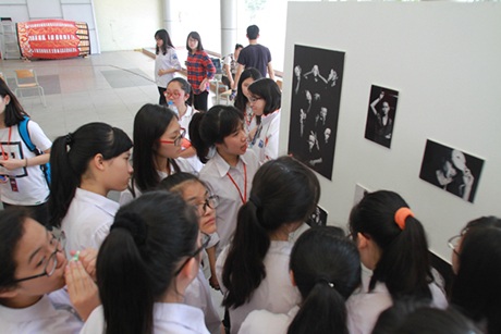 Triển lãm ảnh chống bạo lực, kì thị trong học đường độc đáo của HS trường Ams - 4 Từng bức ảnh được BTC giải nghĩa để các bạn trẻ hiểu rõ hơn