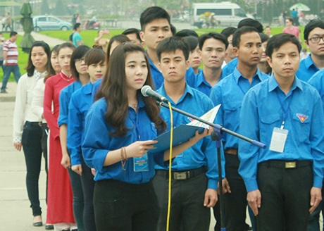 Tuyên dương 100 Bí thư chi đoàn giỏi Thủ đô tại lăng Bác Hồ - 2 Bí thư chi Đoàn giỏi Mai Trang Linh Hà đến từ Đại học Ngoại Thương