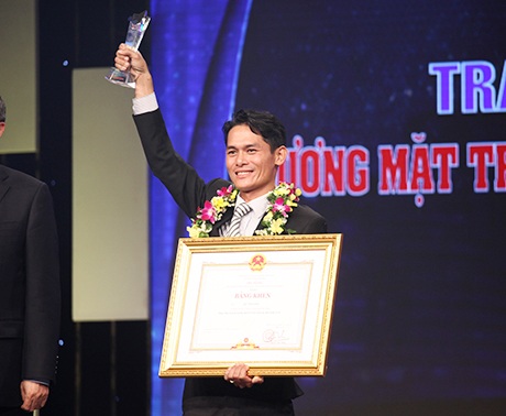 Ngư dân  Lê Văn Sang tự hào nhận giải Gương mặt trẻ Việt Nam tiêu biểu