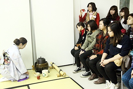 Các bạn học viên chăm chú quan sát cô giáo người Nhật thực hiện các thao tác pha trà.