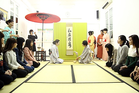 ...và thưởng thức trà.