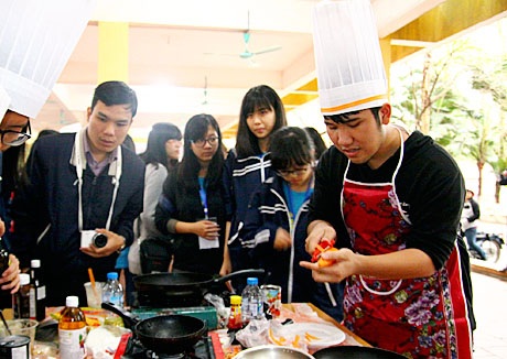  Các nam sinh khoe tài chế biến món ăn điêu luyện không kém gì phái nữ