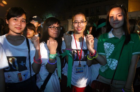 Nắm chặt tay nhau thể hiện sự quyết tâm bảo vệ môi trường