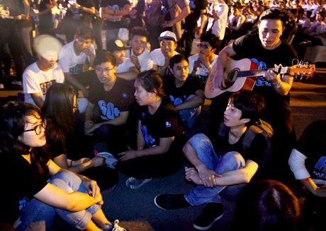 Các tình nguyện viên tụ họp lại với nhau đàn hát những ca khúc về sinh viên, về môi trường