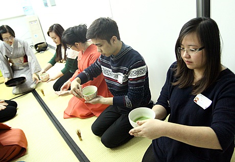 Thực hành pha trà dưới sự hướng dẫn tận tình của giảng viên Nhật Bản