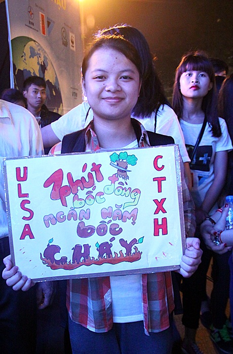 Khẩu hiệu bảo vệ môi trường của một bạn sinh viên tại Hà Nội