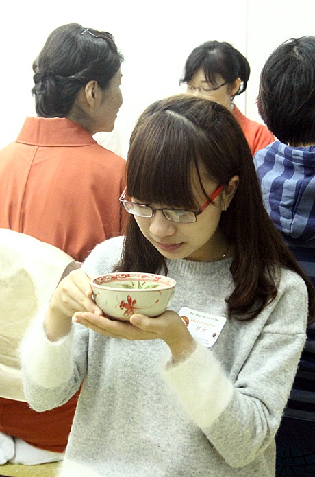 Giảng viên lớp trà đạo mặc đồ Kimono truyền cảm hứng cho các bạn trẻ Việt