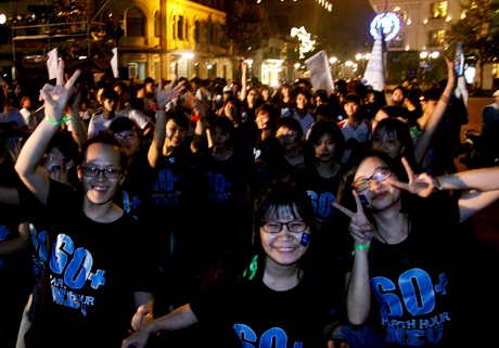 Các bạn trẻ đếm ngược đến giờ Tắt đèn