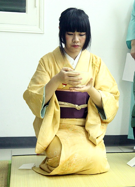 Giảng viên lớp trà đạo mặc đồ Kimono truyền cảm hứng cho các bạn trẻ Việt