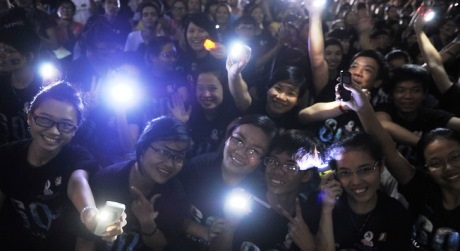 Những ánh đèn điện thoại lấp ló trong khi Hà Nội tắt điện nơi công cộng