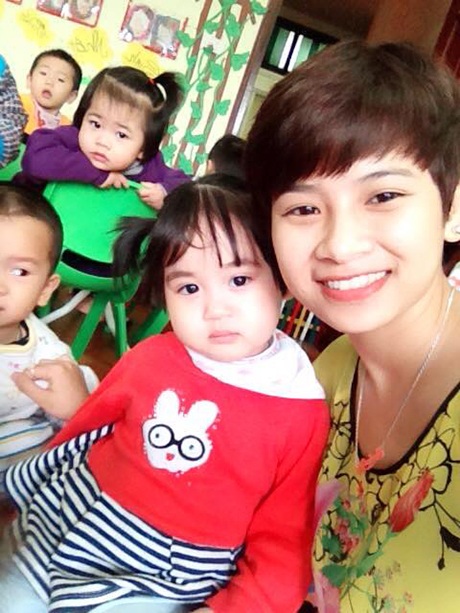 Cô giáo mầm non có phong cách “tomboy” hát hay như ca sĩ - 2 Hương bên các học trò của mình