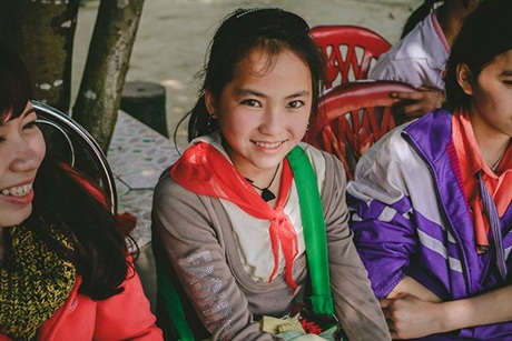 Dân mạng “đổ gục” trước vẻ đẹp của bé gái người H'Mông - 1 Dân mạng “đổ gục” trước vẻ đẹp của bé gái người Mông