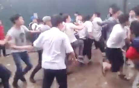 Vụ 20 nam sinh ẩu đả: Có dấu hiệu kích động từ bên ngoài - 1 Hình ảnh trong clip các nam sinh trường THCS Phúc Diễn (huyện Bắc Từ Liêm, Hà Nội) ẩu đả.