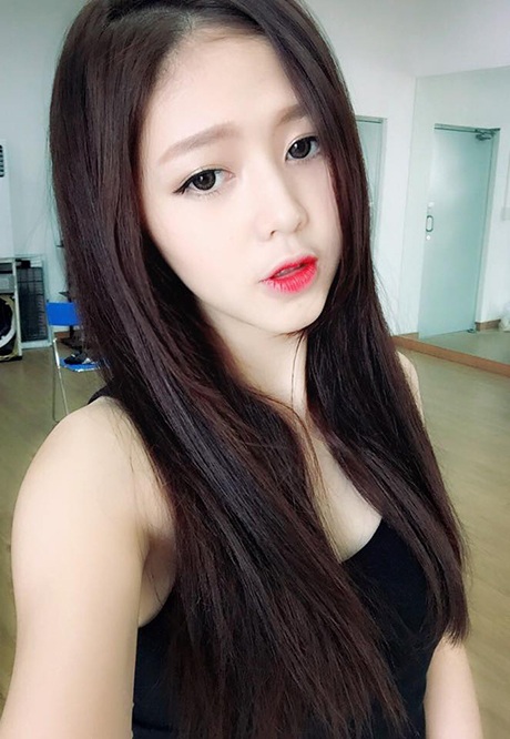Thiếu nữ xinh đẹp cover hit "Khuôn mặt đáng thương" gây sốt - 3 M.C