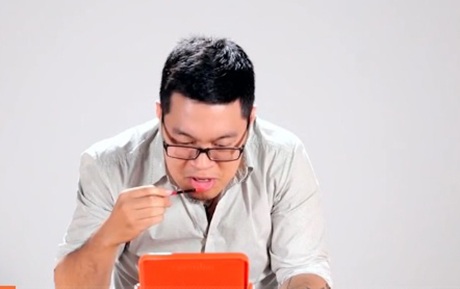 Cười “bể bụng” xem clip các chàng trai tự trang điểm - 2 Người đàn ông thực thụ lần đầu đánh son khiến khán giả cười bể bụng