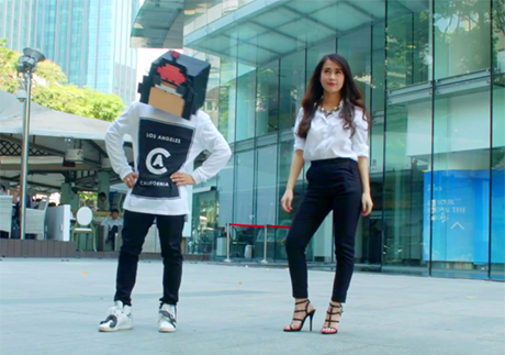"Hot girl" Ngọc Thảo cùng "người giấu mặt" nhảy tưng bừng trên phố Sài Gòn - 2 Hot girl Ngọc Thảo cùng chàng trai giấu mặt nhảy nhót trên đường phố Sài Gòn