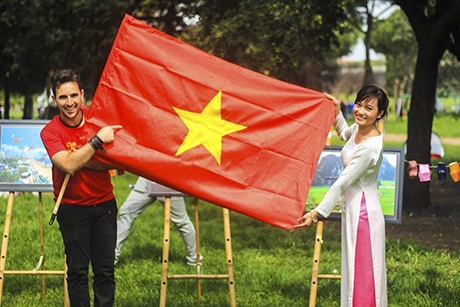 Du học sinh tổ chức ngày hội văn hóa Việt tại Italia - 2 Bạn bè quốc tế thích thú khám phá văn hóa Việt Nam
