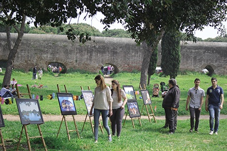 Khách nước ngoài thăm quan các gian hàng triển lãm tranh ảnh đất nước, con người Việt Nam