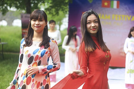 Du học sinh tổ chức ngày hội văn hóa Việt tại Italia - 7 Áo dài Việt tung bay