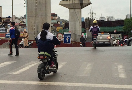 Ngã tư Đê La Thành - Hoàng Cầu, học sinh đi học bằng xe đạp điện không đội MBH