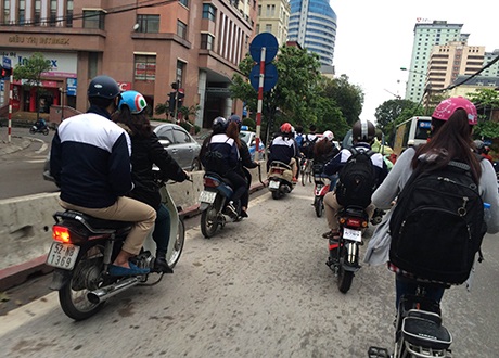 Chờ học sinh kẹp 3 trên đường Xuân Thủy, Cầu Giấy