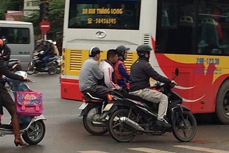 Chờ học sinh kẹp 3 trên đường Xuân Thủy, Cầu Giấy