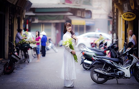 Thiếu nữ đằm thắm đọ sắc bên hoa loa kèn tháng Tư - 1 Thiếu nữ đằm thắm đọ sắc bên hoa loa kèn tháng Tư