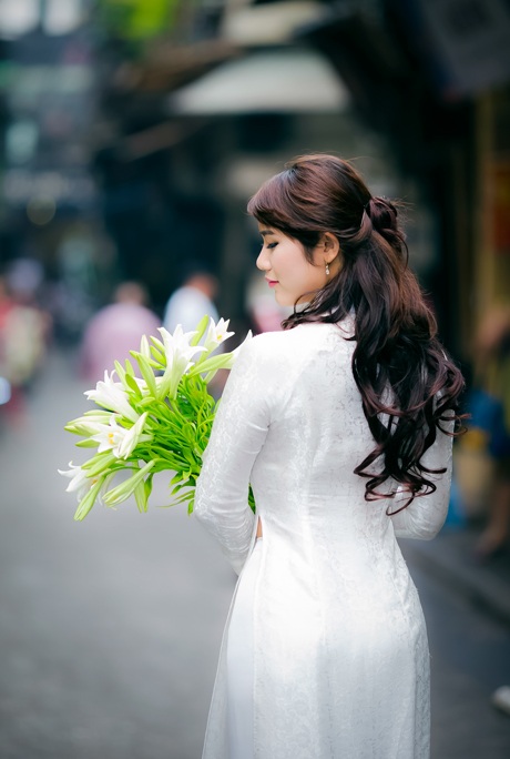 Thiếu nữ đằm thắm đọ sắc bên hoa loa kèn tháng Tư - 2 Thế Quyết