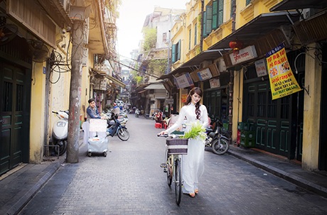 Thiếu nữ đằm thắm đọ sắc bên hoa loa kèn tháng Tư - 3 Thế Quyết