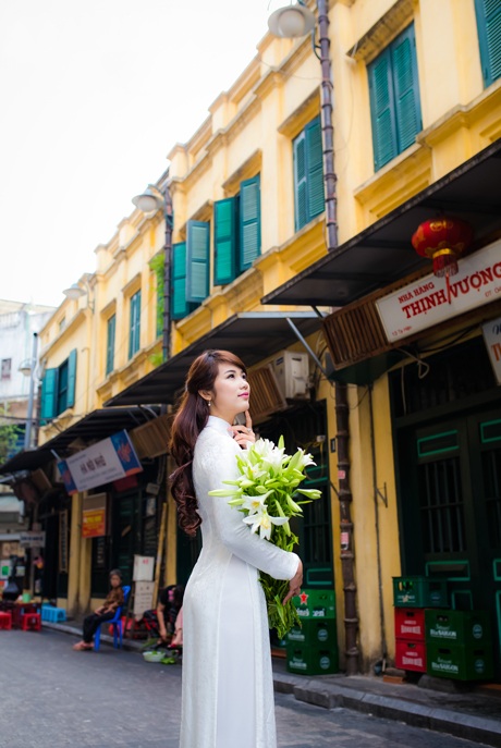 Thiếu nữ đằm thắm đọ sắc bên hoa loa kèn tháng Tư - 4 Thế Quyết