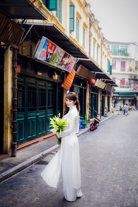 Thiếu nữ đằm thắm đọ sắc bên hoa loa kèn tháng Tư - 5 Thế Quyết