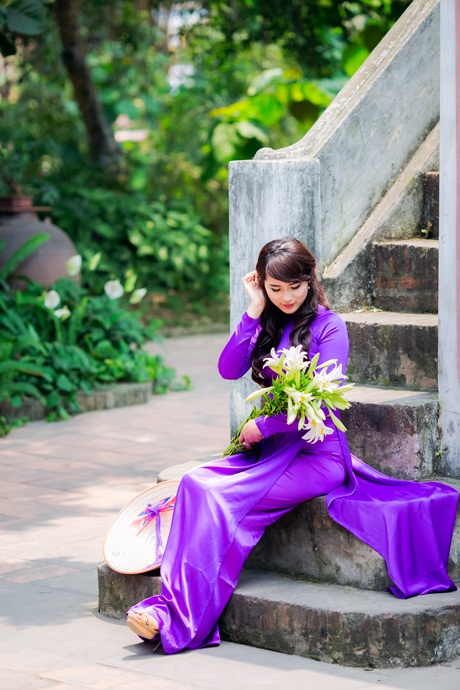 Thiếu nữ đằm thắm đọ sắc bên hoa loa kèn tháng Tư - 7 Thế Quyết