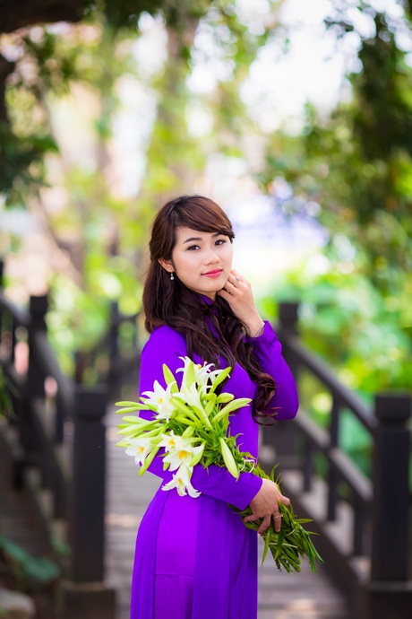 Thiếu nữ đằm thắm đọ sắc bên hoa loa kèn tháng Tư - 8 Thế Quyết