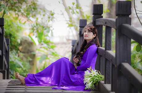 Thiếu nữ đằm thắm đọ sắc bên hoa loa kèn tháng Tư - 9 Thế Quyết