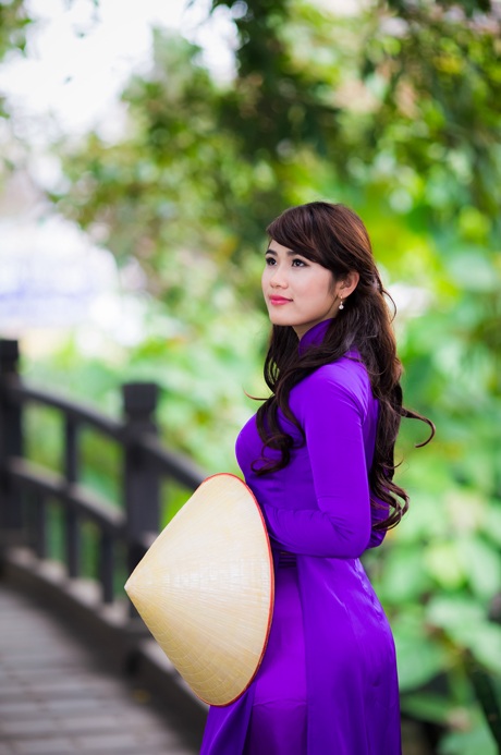 Thiếu nữ đằm thắm đọ sắc bên hoa loa kèn tháng Tư - 11 Thế Quyết