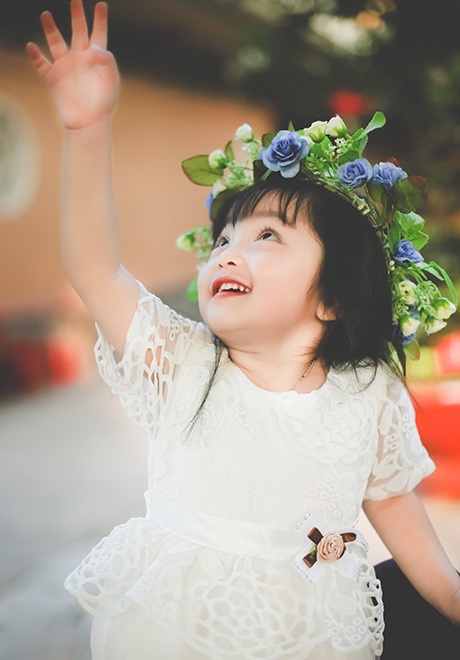 Cô bé rất thích chụp ảnh