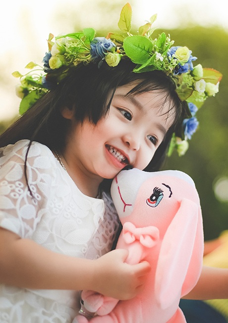 Bạn thân của cô bé là chú thỏ bông xinh xắn màu hồng