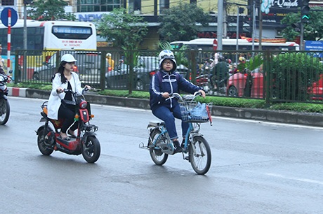 Học sinh tham gia giao thông trên đường Xuân Thủy