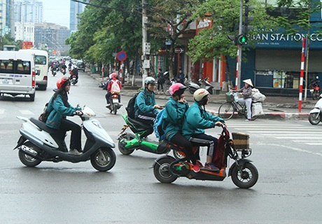 Nhìn chung, đa phần các bạn học sinh đã có ý thức đội MBH khi đi xe máy điện, xe đạp điện.