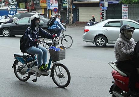 Nhìn chung, đa phần các bạn học sinh đã có ý thức đội MBH khi đi xe máy điện, xe đạp điện.