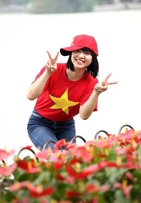 Thiếu nữ rực rỡ màu cờ Tổ quốc mừng đón ngày kỷ niệm 30/4 - 8 Vẻ đẹp tự nhiên