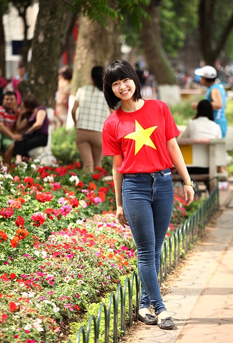 Thiếu nữ rực rỡ màu cờ Tổ quốc mừng đón ngày kỷ niệm 30/4 - 6 Rất nhiều loài hoa mới được trồng ven bờ hồ Hoàn Kiếm là điểm cực thu hút với các cô gái