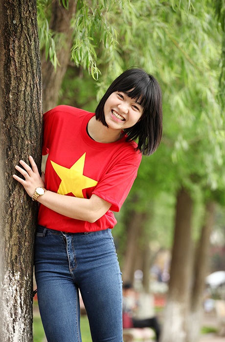 Thiếu nữ rực rỡ màu cờ Tổ quốc mừng đón ngày kỷ niệm 30/4 - 11 Nụ cười rạng rỡ của cô gái tốt nghiệp Học viện Báo chí tuyên truyền.