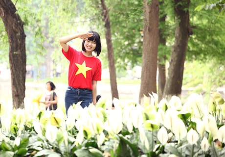 Thiếu nữ rực rỡ màu cờ Tổ quốc mừng đón ngày kỷ niệm 30/4 - 9 Vẻ đẹp tự nhiên