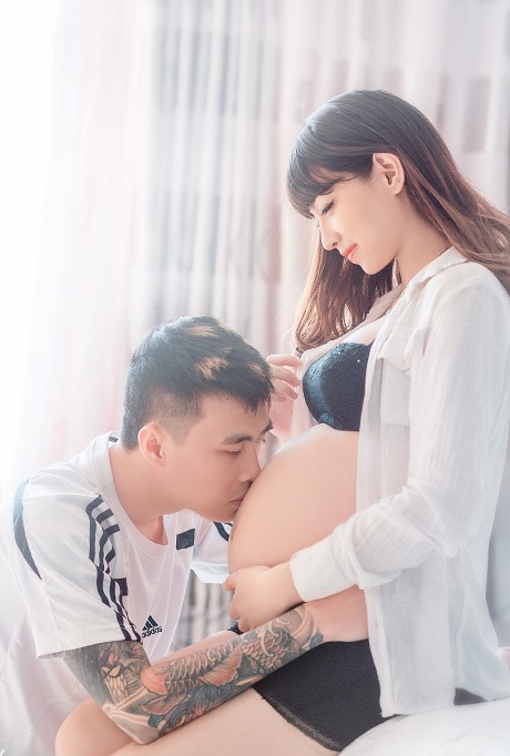 Bộ ảnh hạnh phúc của cặp vợ chồng trẻ chờ đón đứa con đầu lòng - 4 Đôi vợ chồng cùng nhau học hỏi những kiến thức chăm sóc em bé