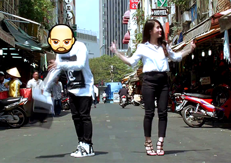 "Hot girl" Ngọc Thảo cùng "người giấu mặt" nhảy tưng bừng trên phố Sài Gòn - 3 Hot girl Ngọc Thảo cùng chàng trai giấu mặt nhảy nhót trên đường phố Sài Gòn