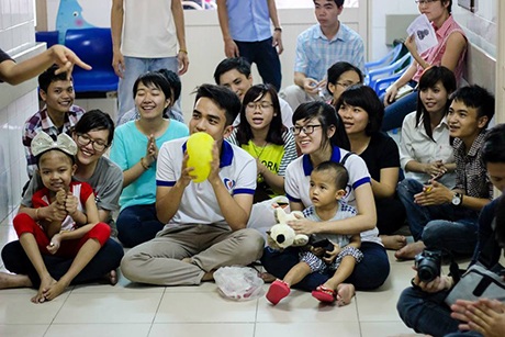 Ảnh nụ cười trẻ thơ chiến thắng nỗi đau bệnh tật - 2 Nụ cười trẻ thơ hồn nhiên dẫu các em đang phải chống chọi lại những căn bệnh