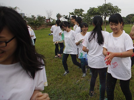 Ban đầu, các bạn trẻ còn e dè với việc bột màu dính vào tay chân, quần áo